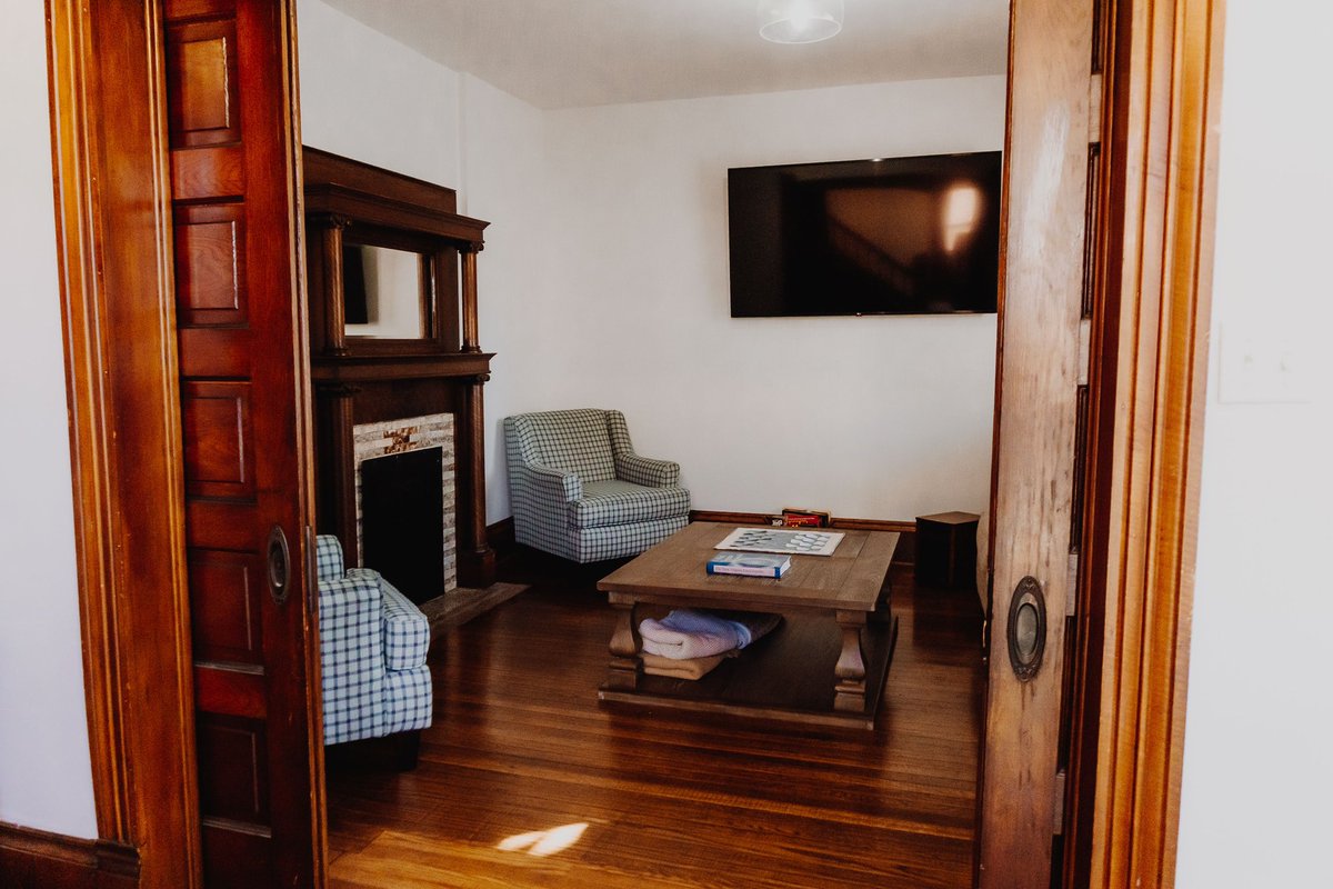 ChrislipOnMain's tweet photo. Historic charm with modern amenities…..
 
Book your next trip with us:

https://t.co/7yapcLFHIw

#airbnb #vrbo #visitphilippiwv #philippiwv #historichome #thechrisliponmain #uniquehomes #historichouse #woodwork #airbnbhost #airbnbhomes #airbnbexperience #airbnboftheday https://t.co/4siixY5RnF