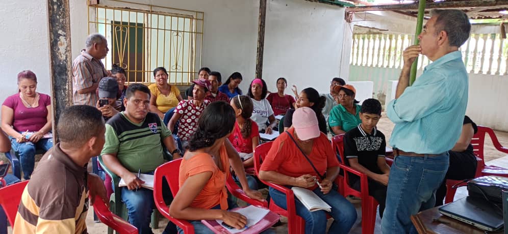 Ccciudadania's tweet photo. Fotos que muestran un poco de la interacción ocurrida en el taller de liderazgo comunitario.

Es importante escuchar👂a las comunidades y por eso nuestro equipo les ofrece herramientas🛠️que pueden utilizar para plantear y resolver sus problemas comunitarios💪🏽 https://t.co/0a2GJjnjb2