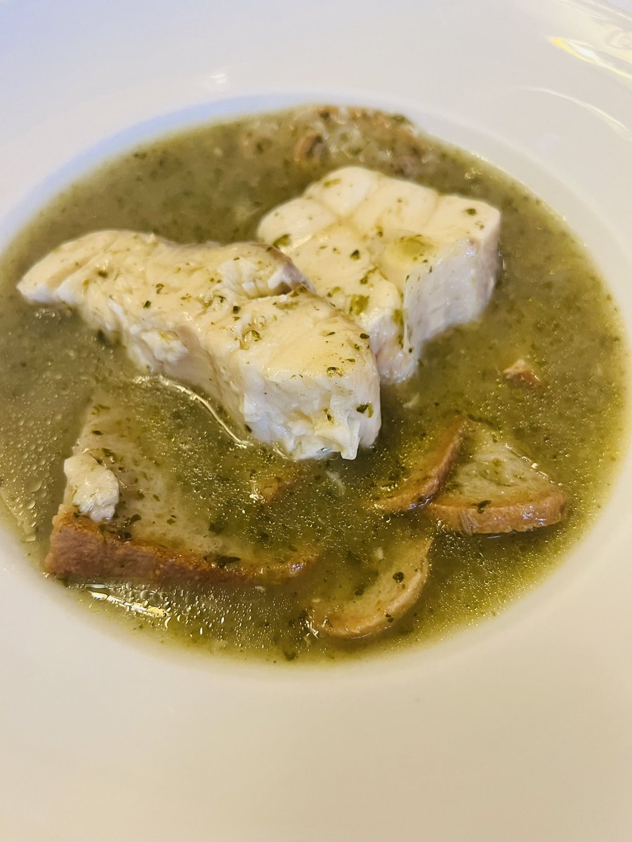 PaulaNevesD's tweet photo. Carpaccio de bacalhau e sopa de cação. Sim! SIM! SIMMMMM #Fialho https://t.co/bY1DtgFxT5