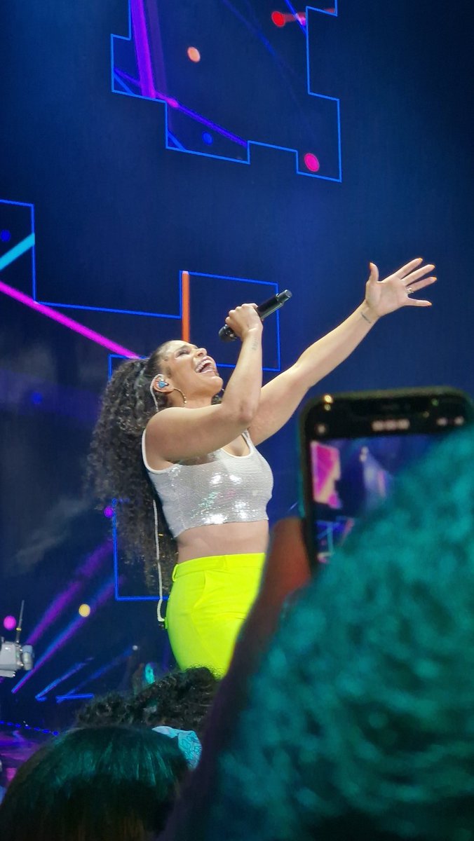 What a finale! Jordin Sparks closed #VeeCon2023 with a performance that was mesmerizing ✨️. Her beautiful energy, vibrant personality, and soul-stirring songs went straight to my heart 💛. Thank you, <a href="/JordinSparks/">Jordin Sparks</a>, for ending our journey on such an unforgettable note. 🎤💖