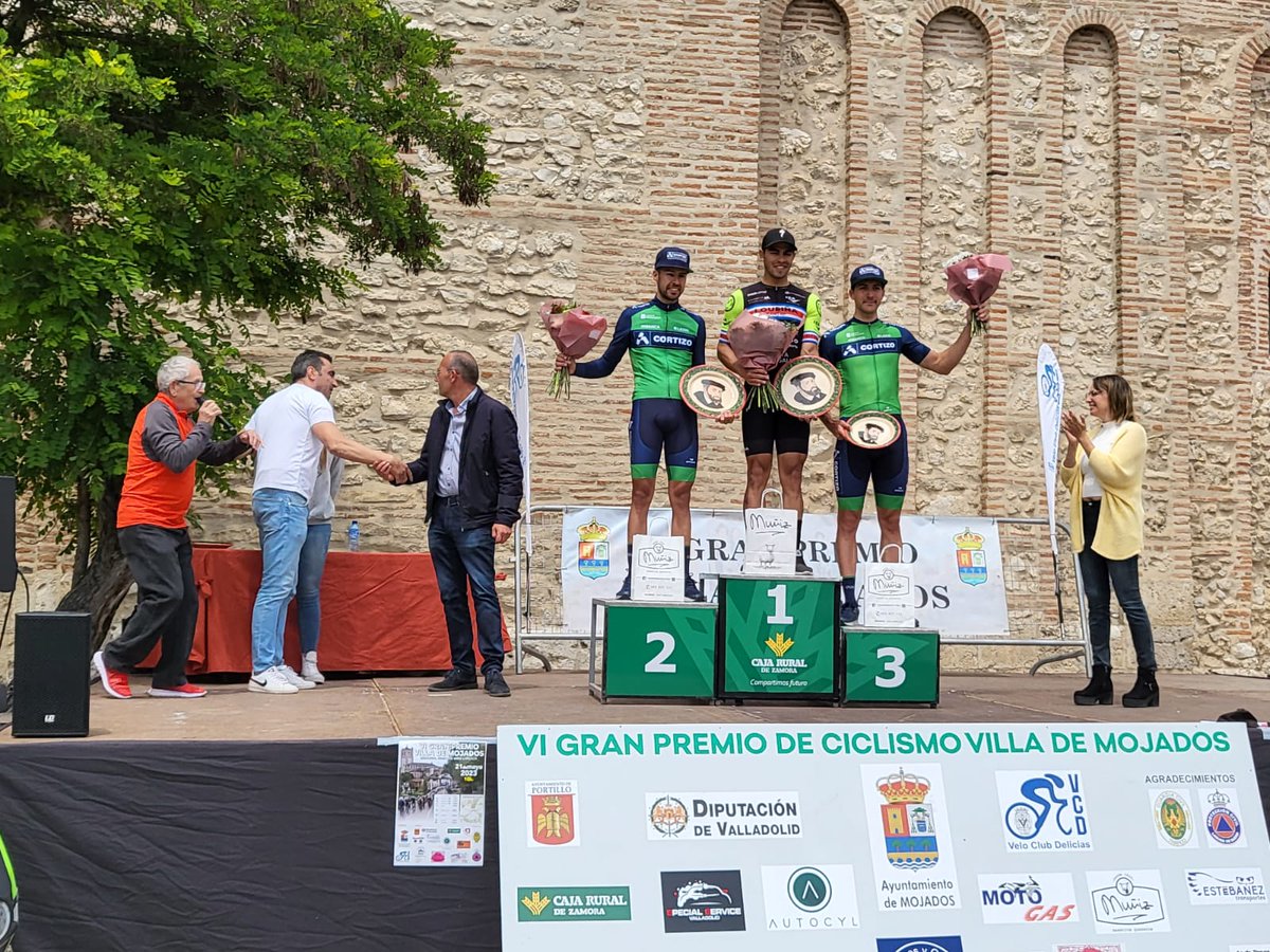 🤩Más podios desde Valladolid! 🚴‍♂️GP Villa de Mojados. 

🥈Carlos Gutiérrez
🥉Fran Rus

💙💚Felicidades, equipo!

#Cortizo #Padronés #XuntadeGalicia #Abanca #deportegalego #deputacióndacoruña #lema