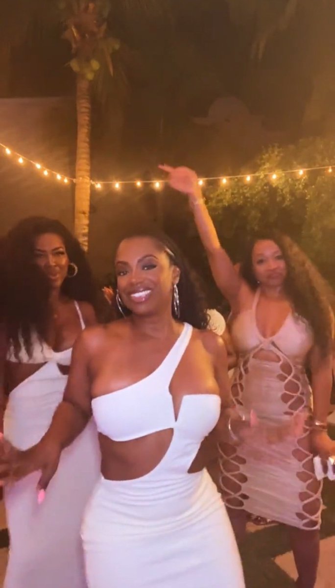 ICanJustBeGi's tweet photo. Name this group, lol. THIS lil lipsync moment between real friends was a whole vibe. This is what RHOA needs to be based around...Kandi's Bday weekend gave us a great 🍑 moments! #KandiBurruss #KenyaMoore #MonyettaShaw #RHOA #itslikecandy https://t.co/plde0lgT1e