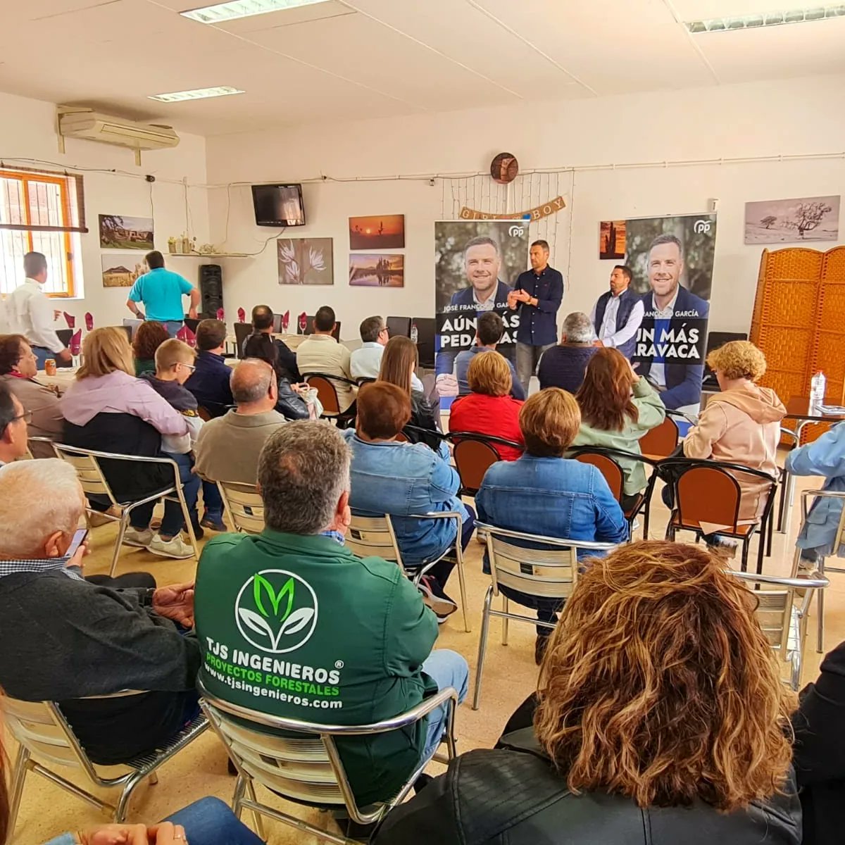 ppcaravaca's tweet photo. Del primer kilómetro hasta el último de nuestro término municipal, dando a conocer el proyecto y el equipo del Partido Popular de #Caravaca.
Hoy, con los vecinos de Los #Royos y El #Moralejo compartiendo propuestas para seguir mejorando juntos nuestra tierra.
#AúnMásPedanías https://t.co/bsil4gTlRJ