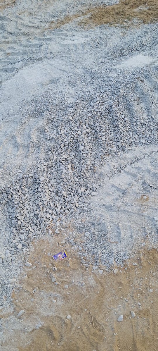 rajesh_modanwal's tweet image. सलेमपुर स्टेशन पर घटिया गिट्टी से निर्माण कार्य हो रहा है।