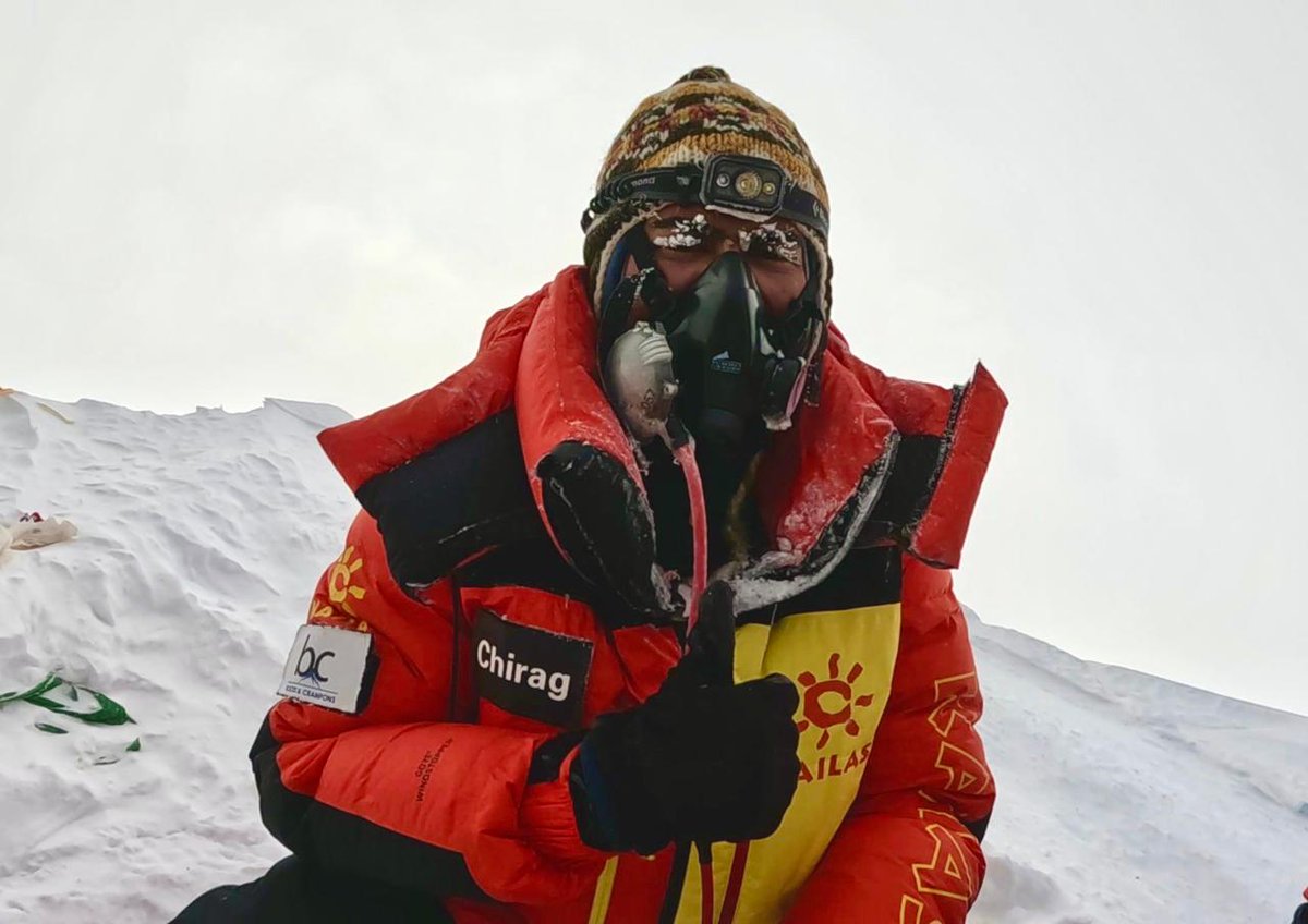#Proud

Major Chirag Chatterjee of #IndianArmy successfully scaled Mt Everest & Mt Lhotse, the world’s highest and the 4th highest peak, in a single push together. This rarest mountaineering feat has been accomplished by only a few mountaineers across the world.