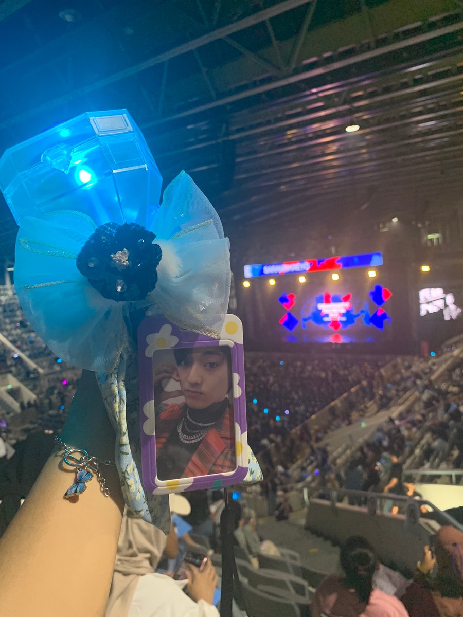 afnahFS's tweet photo. WTS LIGHTSTICK TREASURE / preloved ls treasure / masih bagus bgt. karna aku domisili jakarta timur bisa cod jabodetabek, kalo jauh cuma bisa cod di stasiun ya.l, selain cod bisa via shopee juga ya teume☺️ https://t.co/StF3oEInCE