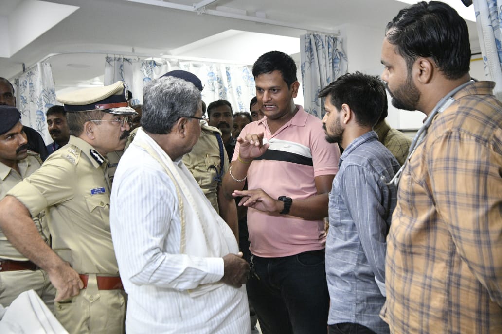 CMofKarnataka's tweet photo. ಮುಖ್ಯಮಂತ್ರಿ @siddaramaiah ಅವರು ಸೇಂಟ್ ಮಾರ್ಥಾಸ್ ಆಸ್ಪತ್ರೆಗೆ ಭೇಟಿನೀಡಿ ಬೆಂಗಳೂರಿನ ಕೆ.ಆರ್.ವೃತ್ತದ ಅಂಡರ್ ಪಾಸ್ ಬಳಿ ಮಳೆ ನೀರಿನಲ್ಲಿ ಮುಳುಗಿ ಸಾವನ್ನಪ್ಪಿದ 23 ವರ್ಷದ ಭಾನುರೇಖಾ ಅವರ ಕುಟುಂಬದವರನ್ನು ಭೇಟಿಮಾಡಿ ಸಾಂತ್ವನ ಹೇಳಿದರು.
ಇದೇ ವೇಳೆ ದುರ್ಘಟನೆಯಲ್ಲಿ ಸಾವನ್ನಪ್ಪಿದ ಯುವತಿಯ ಕುಟುಂಬಕ್ಕೆ ರೂ. 5 ಲಕ್ಷ ಪರಿಹಾರ ಹಾಗೂ ಅಸ್ವಸ್ಥಗೊಂಡಿರುವ ಎಲ್ಲರ ಚಿಕಿತ್ಸಾ ವೆಚ್ಚವನ್ನು ಸರ್ಕಾರವೇ ಭರಿಸುವುದಾಗಿ ತಿಳಿಸಿದರು. 1/2