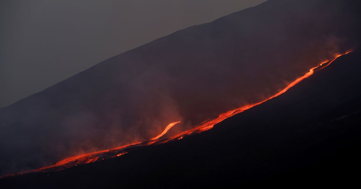 Mount Etna eruption halts flights to Sicily's Catania airport reut.rs/3oljyEm
