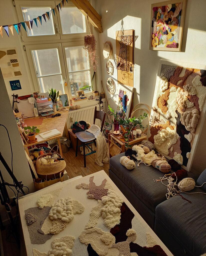 Interio63295813's tweet photo. My messy, sunny craftroom corner in a tenement apartment in Toruń, Poland [3000x3722] https://t.co/ofYwWx45LC