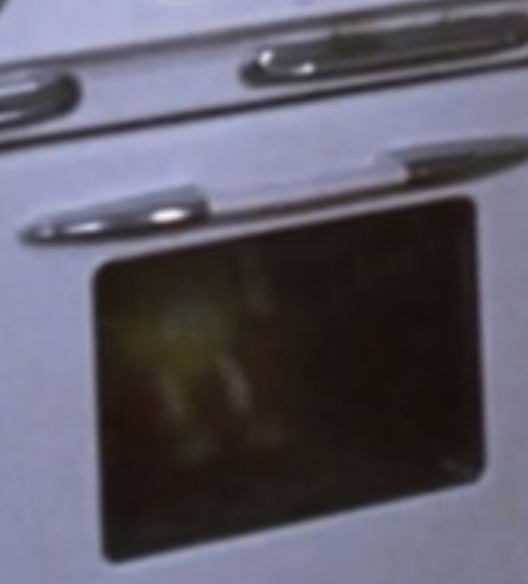 dietlan0's tweet photo. @tvaziri Is that a yellow M&amp;M character in the oven ? https://t.co/JL2B4HZ4M7