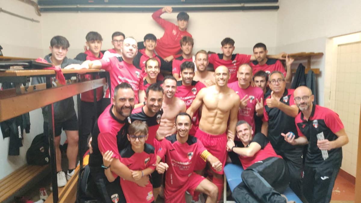 GironaFutsal's tweet photo. 💥 SOM EQUIP DE TERCERA!
⚽️ El #GEFS guanya (6-4) i assoleix l'ascens!!!
#futbolsala #futsal #futsalcat #DHfutsal #orgullgironí #culturadelesforç https://t.co/KYiwsSWJ3X