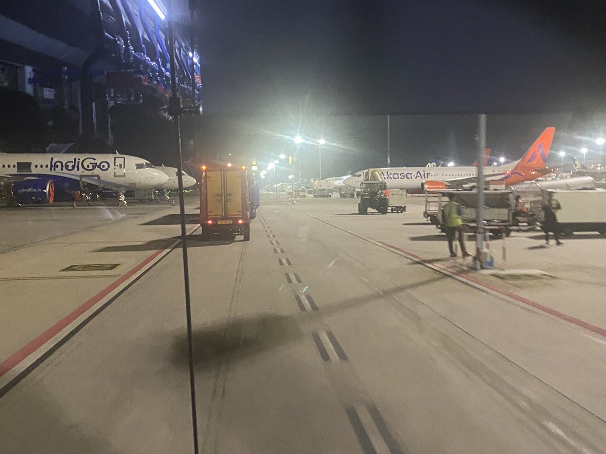 suzoyy's tweet photo. #David vs #Goliath 

Started both by @iamadityaghosh 😎

Guess which #airport ?? https://t.co/n51IslksxT