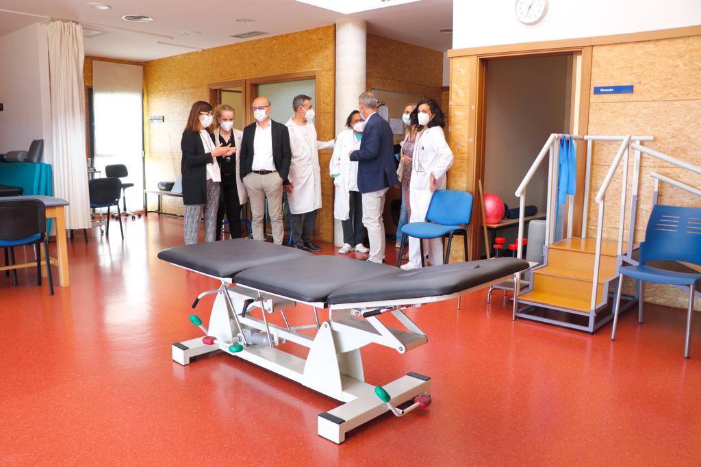 He mantenido un encuentro con los profesionales del Centro de Salud de Los Yébenes (Toledo), para felicitarlos porque han conseguido que el centro haya sido acreditado por el Ministerio de Sanidad, como dispositivo docente para la formación de especialistas en Atención Primaria.