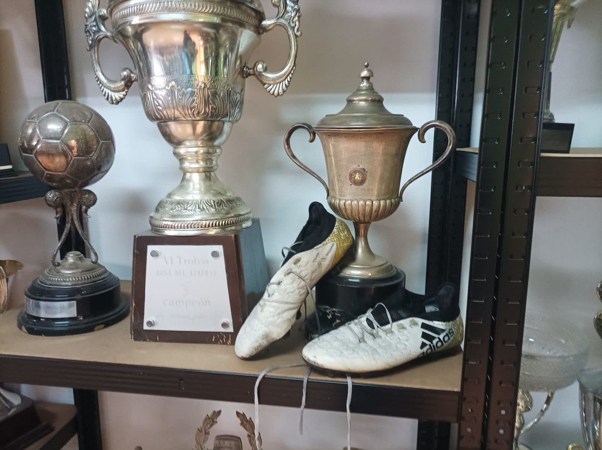 Historia |
Antonio José Ruiz Caba 

Portero del CD. Miguelturreño desde la temporada 2016-17, deja hoy el futbol activo, con unos registros impresionantes. 

Sus botas presiden nuestras vitrinas de trofeos.

¡Siempre en mi equipo! 🧤🔝