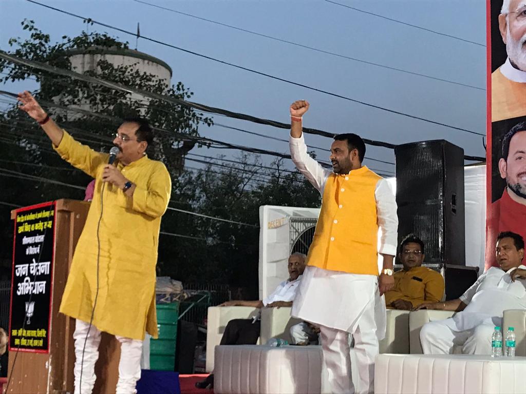 MSinghBJP's tweet photo. केजरीवाल के 45 करोड़ शीशमहल घोटाले के विरोध में दिल्ली कैंट विधानसभा के क्रांति चौक, सदर बाजार में @BJP4Delhi अध्यक्ष श्री @Virend_Sachdeva जी, केंद्रीय मंत्री श्रीमती @M_Lekhi जी के नेतृत्व में दिल्ली कैंट के हजारों लोगों ने जन चेतना अभियान में शामिल होकर अपना विरोध दर्ज कराया। https://t.co/6W06cweQje