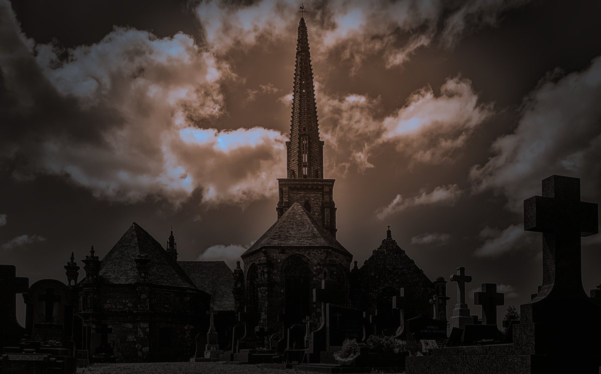 L'église  paroissiale de Commana est dédiée à saint Derrien, saint qui vécut au  IVe siècle.
#morlaixtourisme #morlaixmaville #morlaix #finistere #finisteretourisme #lumix #leica #bretagne #bretagnetourisme #street #streetphotography #lumix #lumixg9 #leica #reponsesphoto