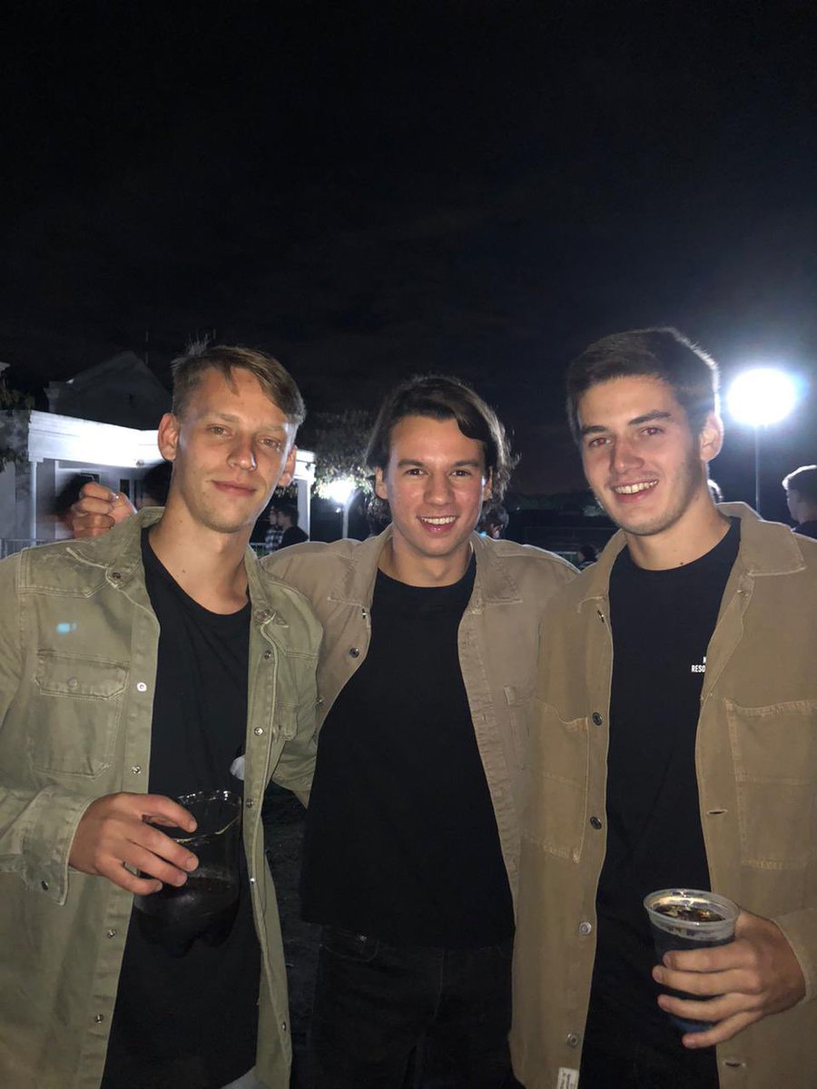 Las pibas: ay nos pusimos el mismo top cambiate así no vamos igual

Los pibes: