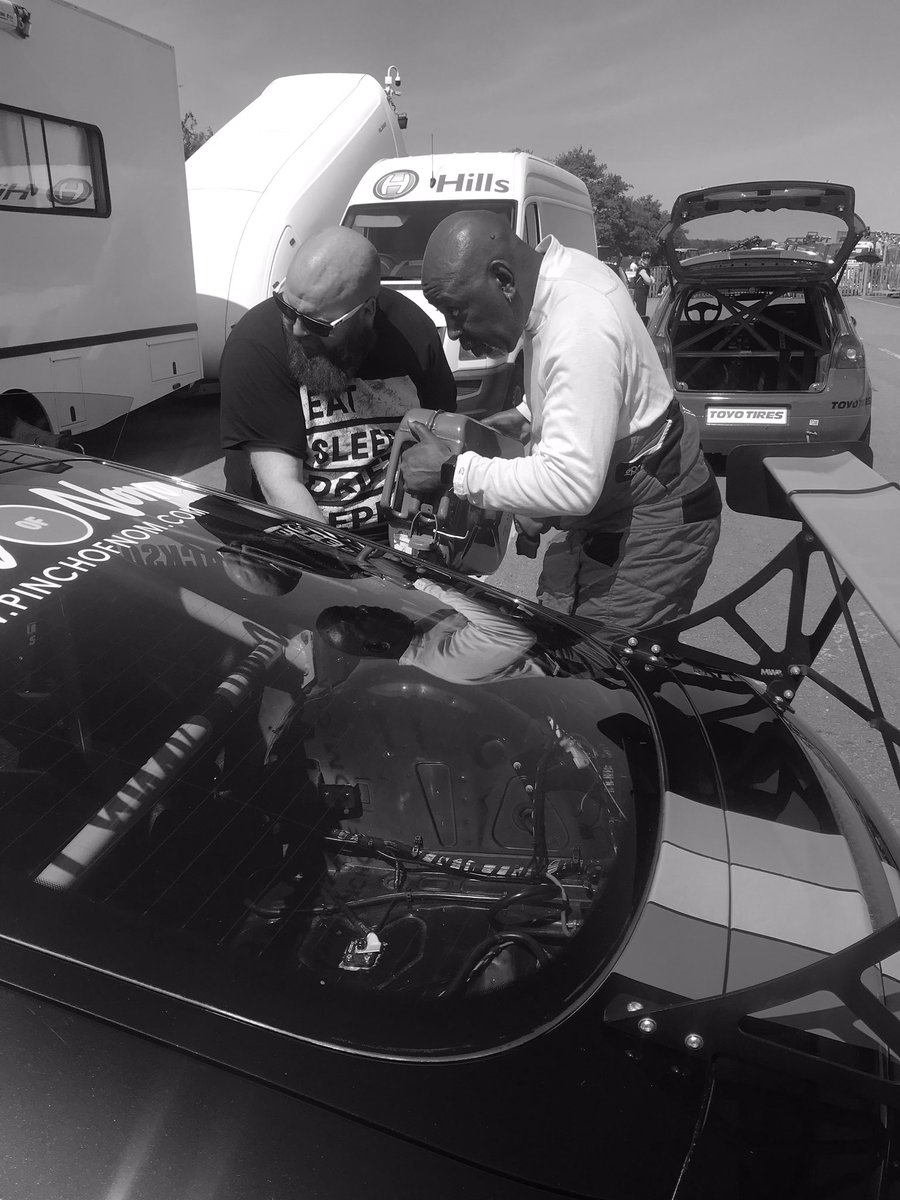 JPS_Racingteam's tweet image. Getting race ready #croftCircuit  @PBSBrakes @pinchofnom @SW_Motorsport #ttcentreltd #garage23 #racing