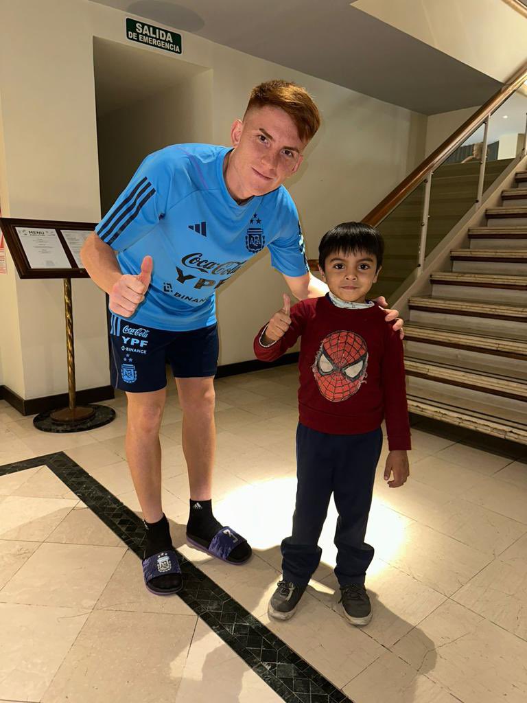¡Se sacó la foto! el nene que se hizo viral conoció al Colo Barco El Colo Barco le cumplió el sueño al nene que pidió una foto con él en un móvil de TV.