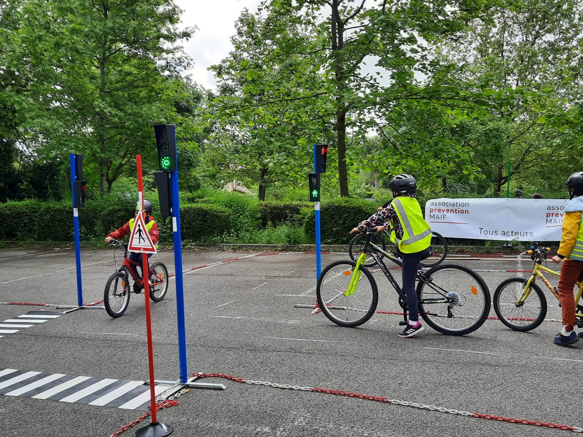 JeanBouscat's tweet photo. Après avoir bien rempli le coffre, nous voilà partis pour 2 journées "Savoir Rouler à Vélo" @Prevention_MAIF Maif 31, dans le bois de la barthe à  Pibrac (avec un contrôle policier)  puis sous la halle Garonne à Cazères . 245 élèves ont pu valider les blocs 1 et 2. https://t.co/YUoMfcfAJl