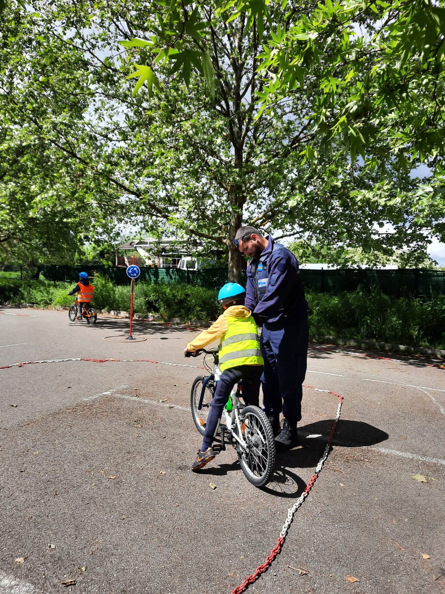 JeanBouscat's tweet photo. Après avoir bien rempli le coffre, nous voilà partis pour 2 journées "Savoir Rouler à Vélo" @Prevention_MAIF Maif 31, dans le bois de la barthe à  Pibrac (avec un contrôle policier)  puis sous la halle Garonne à Cazères . 245 élèves ont pu valider les blocs 1 et 2. https://t.co/YUoMfcfAJl