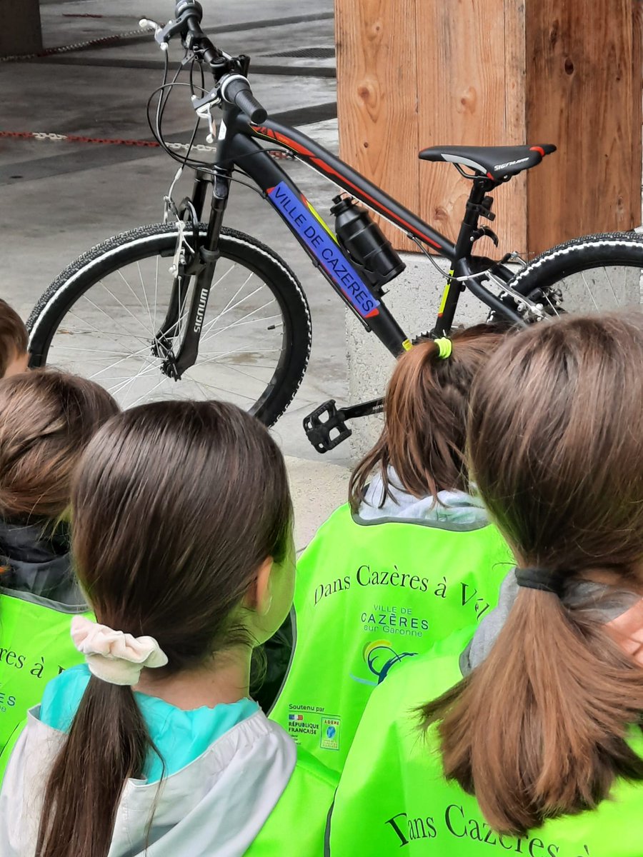 JeanBouscat's tweet photo. Après avoir bien rempli le coffre, nous voilà partis pour 2 journées "Savoir Rouler à Vélo" @Prevention_MAIF Maif 31, dans le bois de la barthe à  Pibrac (avec un contrôle policier)  puis sous la halle Garonne à Cazères . 245 élèves ont pu valider les blocs 1 et 2. https://t.co/YUoMfcfAJl