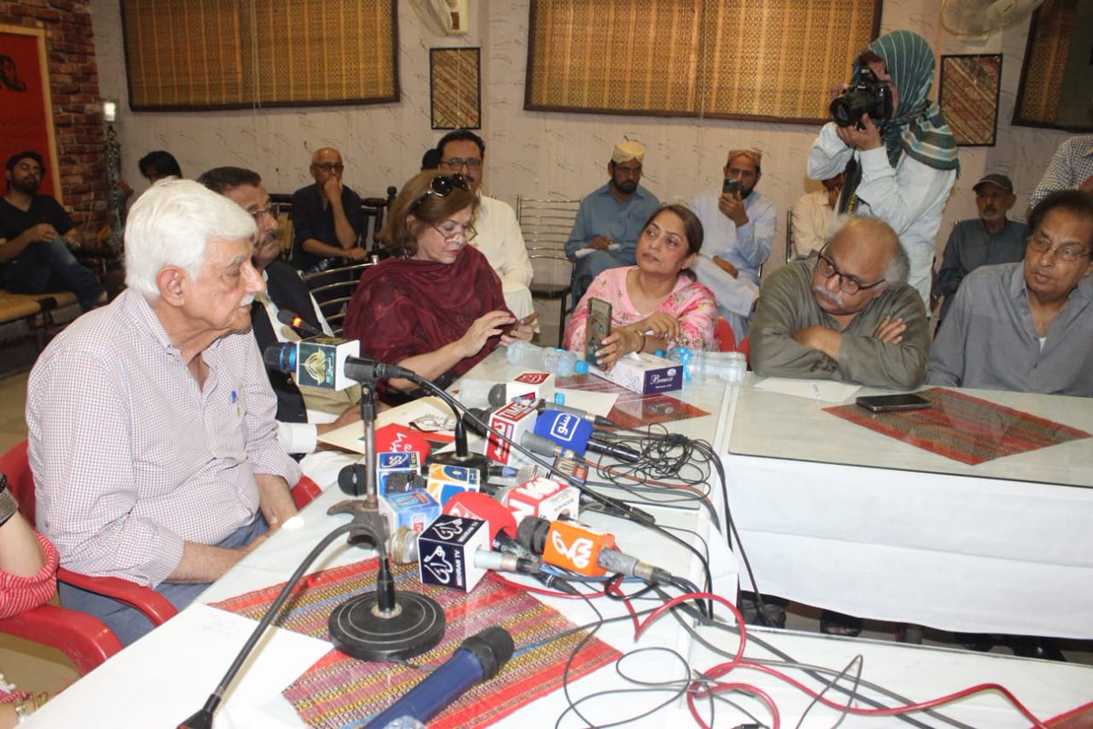 Arfana_Mallah's tweet photo. Briefing on the digital census by Senator Taj Hyder at khanabadosh cafe, organized by WAF Hyderabad https://t.co/3LfRRgJaqg