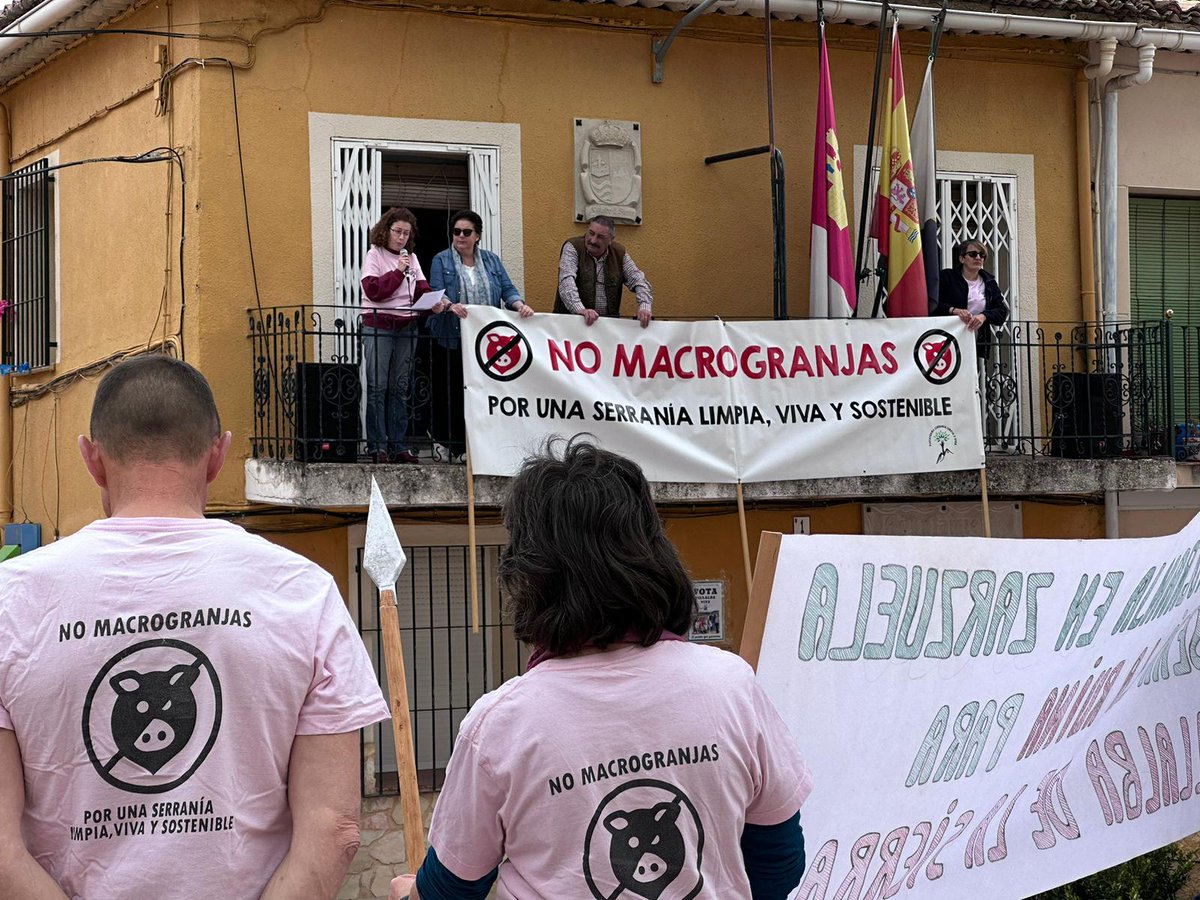 SerraniaV's tweet photo. La Asociación Serranía Limpia y Viva se movilizan una vez más contra la#Macrogranja🚫🐷.Un numeroso grupo de vecinos se han reunido hoy para protestar contra de la prórroga y desestimación del recurso de alzada interpuesto contra la Autorización ambiental Integrada. Seguimos💪 💪 https://t.co/So6DaBjexm