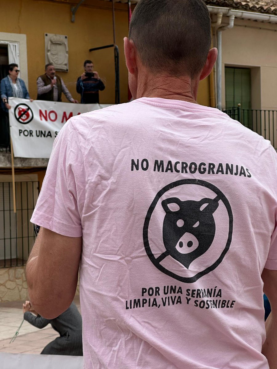SerraniaV's tweet photo. La Asociación Serranía Limpia y Viva se movilizan una vez más contra la#Macrogranja🚫🐷.Un numeroso grupo de vecinos se han reunido hoy para protestar contra de la prórroga y desestimación del recurso de alzada interpuesto contra la Autorización ambiental Integrada. Seguimos💪 💪 https://t.co/So6DaBjexm