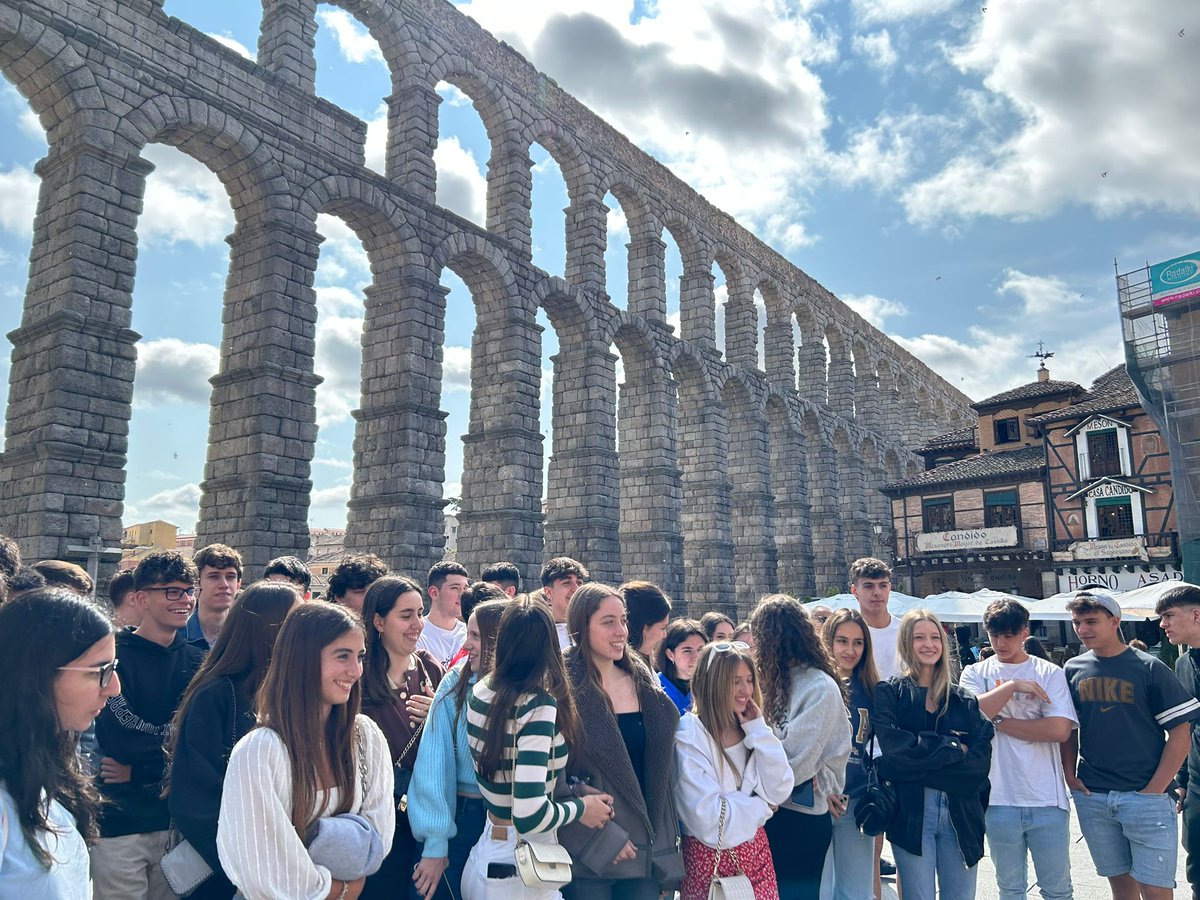 colegioarcangel's tweet photo. 🕍Nuestros alumnos de 2º de #Bachillerato y del #ProgramaDiploma celebraron el final de curso y de su etapa visitando #Segovia. Una salida cultural con la que disfrutaron de la historia y de los rincones más emblemáticos de esta maravillosa ciudad. https://t.co/L1Eceu9bMH