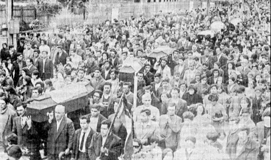AliNewsAN's tweet photo. ¿Qué celebra las FFAA el 21 de Mayo en Chile?
La Glorias Navales de quienes han vestido el uniforme para asesinar a chilenos, obreros, trabajadores, campesinos, niños, ancianos, mujeres embarazadas...
Nada que celebrar, solo lamentar y recordar https://t.co/ONCGYmAQw0