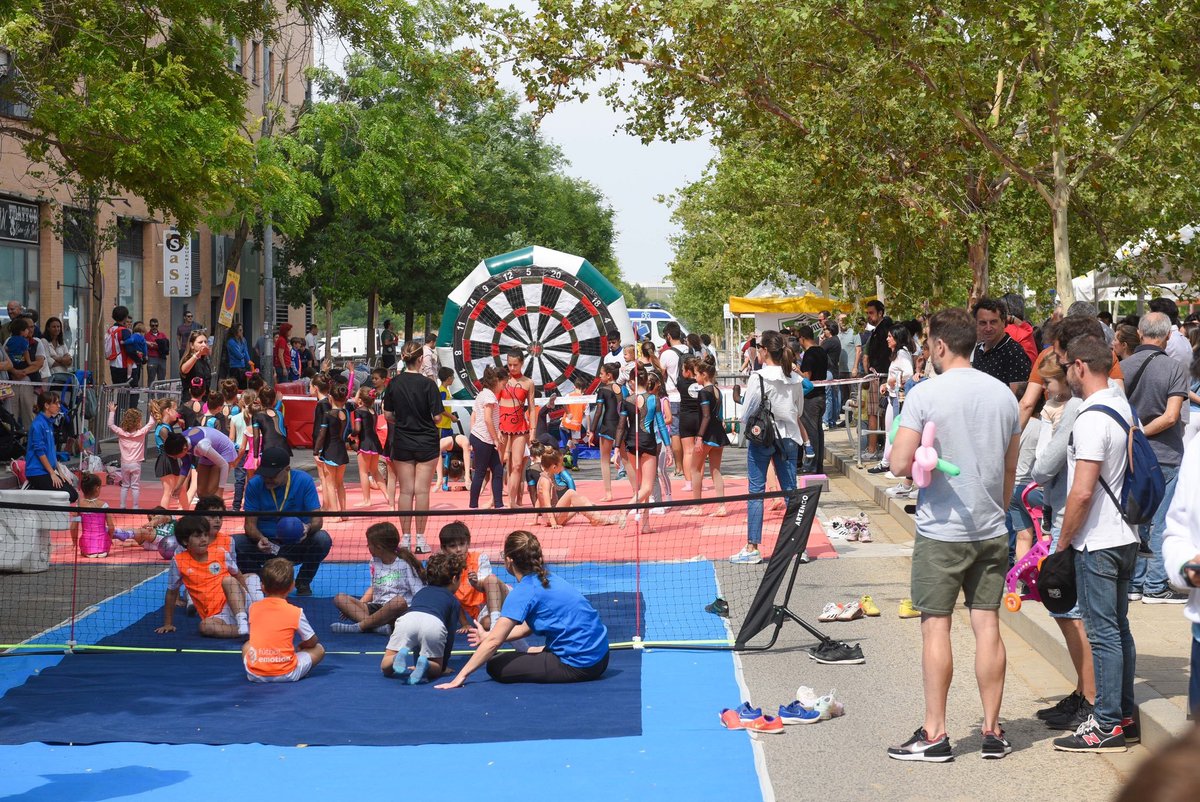paravoleysevill's tweet photo. Terminamos la semana con #CalleDeporte del @IMDSevilla @Ayto_Sevilla, y mañana continuamos con la promoción del #sittingvolley acudiendo a la llamada de @ptrapla en el #Twitch de @Eurosport_ES
Sigue leyendo 🧵⬇️
📸@arerrabsusej https://t.co/ndfuFwKasz