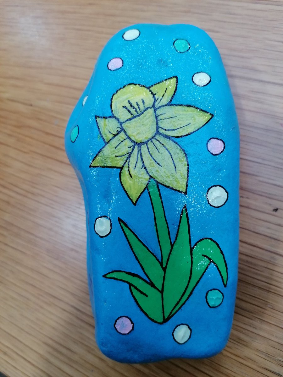 pjartandcrafts's tweet photo. #art #craft #diy #painting #acrylicpainting #minicanvas #bees #savethebees #daffodil #uk #design #pattern #redditchrocks #rockpainting #paintedrocks #ukartist #smallartist https://t.co/176cizFh1P