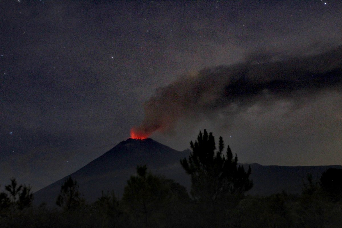 El_Universal_Mx's tweet photo. 🌋 Así fue la impresionante erupción del #Popocatepetl 

🚦 El Semáforo de Alerta volcánica se encuentra en amarillo fase 3 a causa del incremento de actividad, pues el volcán ha reportado cerca de 94 exhalaciones en las últimas 24 horas 

Fotos 📸 Omar Contreras/ EL UNIVERSAL https://t.co/s0JBgaLfEo