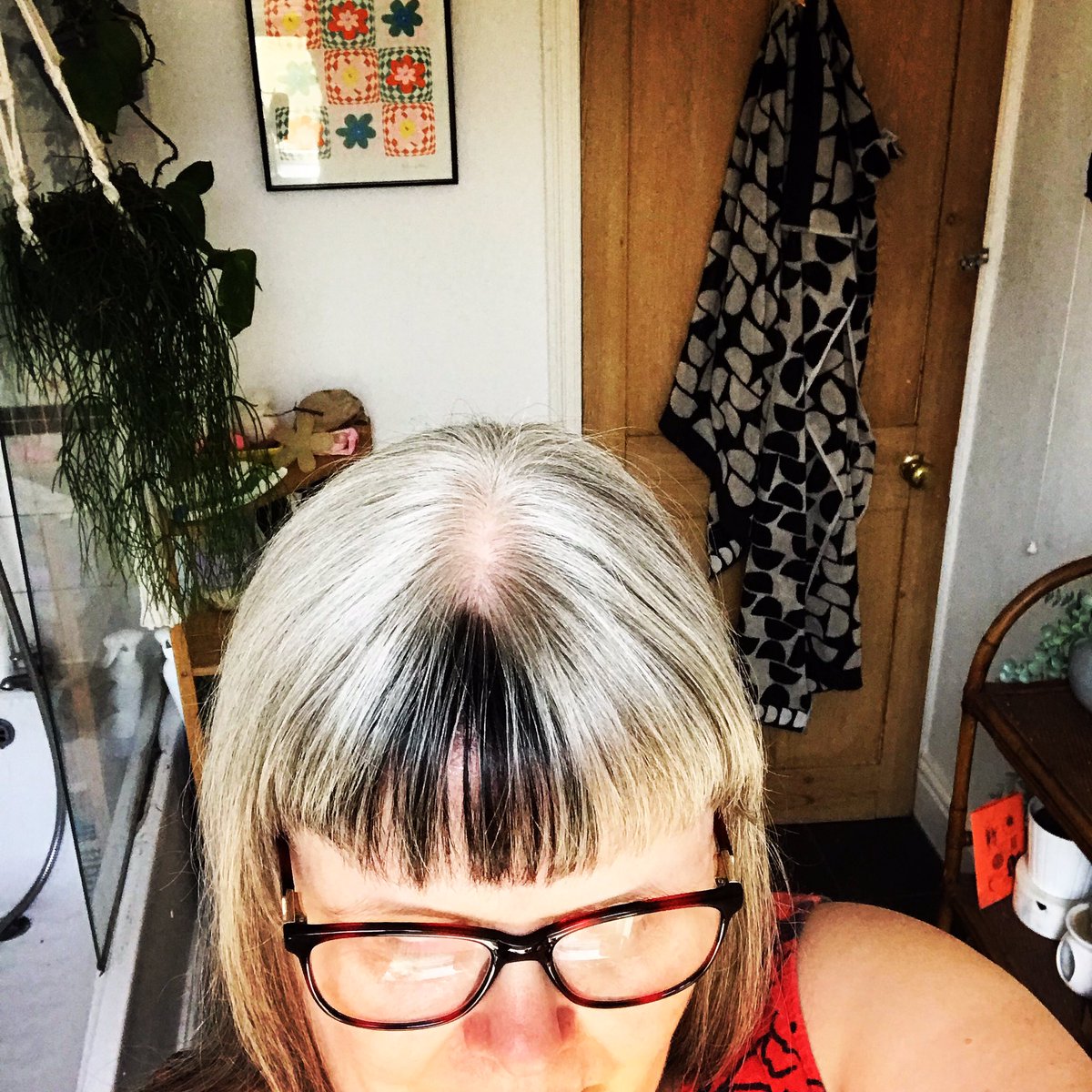 Hair freshly cut today and a flash of black added back into the fringe, the grey is natural and I’m embracing it. If you’ve got a good hairdresser then hold onto them as they’re like gold dust.
⚡️🖤