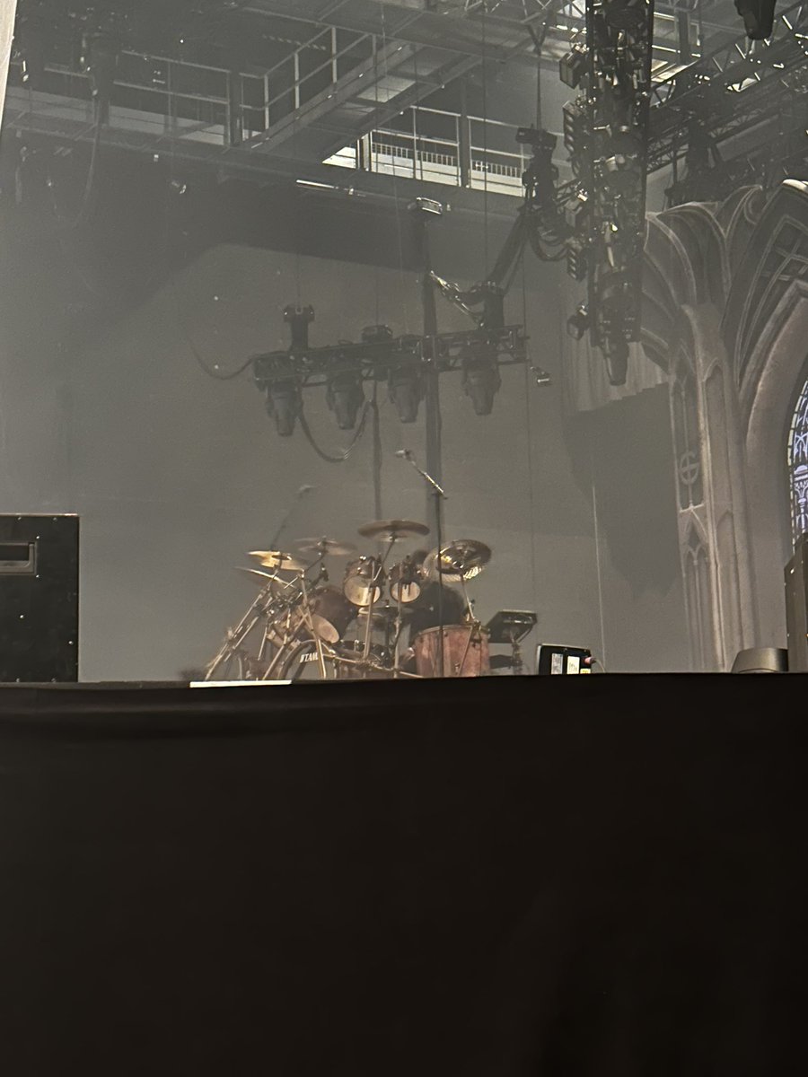 Drums in the middle of the fucking stage??? I didn’t realize they were so close?

#ghostrouen #ghost