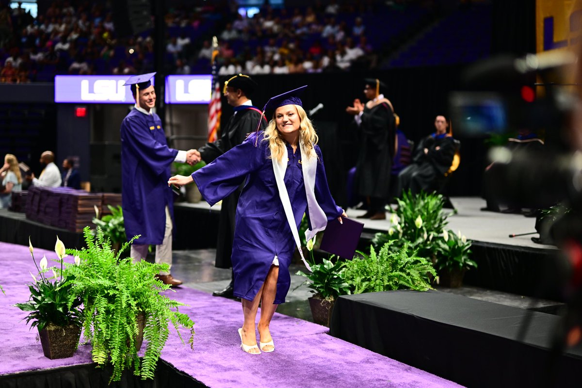 LSUgym's tweet photo. The graduation griddy hits different 😎

#GeauxTigers | @sierralballard2 https://t.co/i9N8Jcyxxg