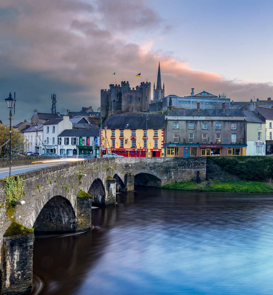 🏰The town of Enniscorthy - Understated allure and compelling charm. It also proudly served as the backdrop for 2015 movie, 'Brooklyn,' featuring the Saoirse Ronan. 🎥A poignant narrative that traces the journey of an Irish immigrant, whose love of Ireland never dwindled. ☘️
