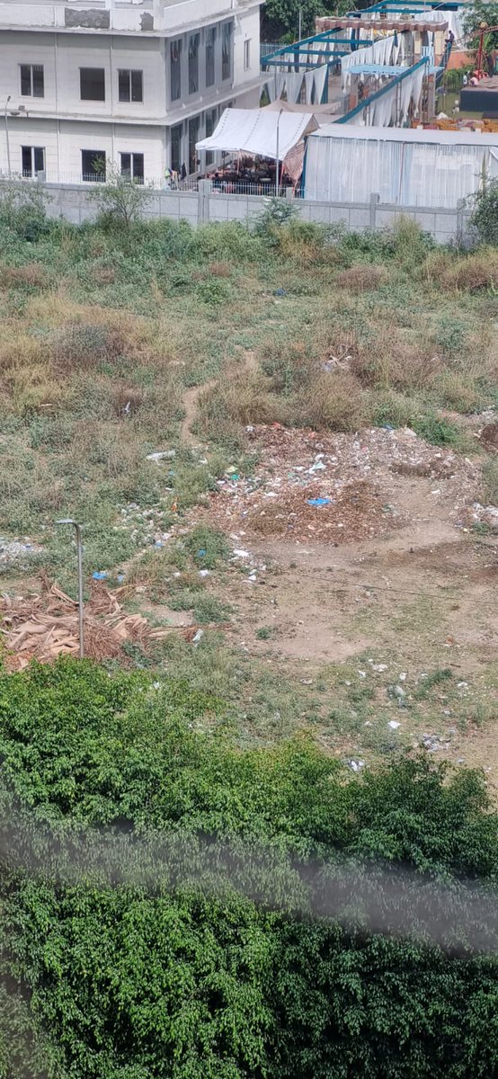 सैक्टर 93ब नोएडा की ग्रेंड ओमेक्स सोसाइटी के गेट नंबर-2 के पिछे खाली हरी भरी जगह को धीरे-धीरे कूड़ेदान में तब्दील किया जा रहा हैं।जिसके कारण वहाँ रहने वाले लोगों को काफी परेशानियों का सामना करना पड़ रहा हैं।अधिकारी कृपया संज्ञान ले।@noidaauthority <a href="/CeoNoida/">CEO, NOIDA Authority</a> <a href="/Dkumarchandel/">Dharmendra Kumar</a>