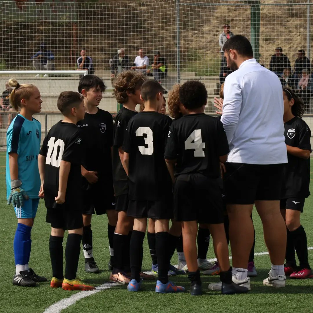 Llevo meses dándole vueltas si seguir o no entrenando, he estado muchos momentos por dejarlo, no os engañare.
Estoy muy quemado, me repugna mucho la forma de actuar de los clubes y las familias por que tenemos culpa todos de que cada semana vivamos episodios lamentables en las