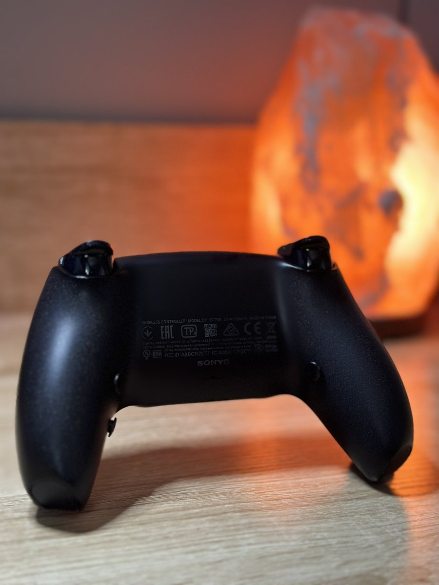 OrionController's tweet photo. Dualsense custom build for the GOAT @EEnergyy96 

Digital triggers and bumpers 
3 back buttons 

#orioncontrollers https://t.co/k1mqS9X3Js