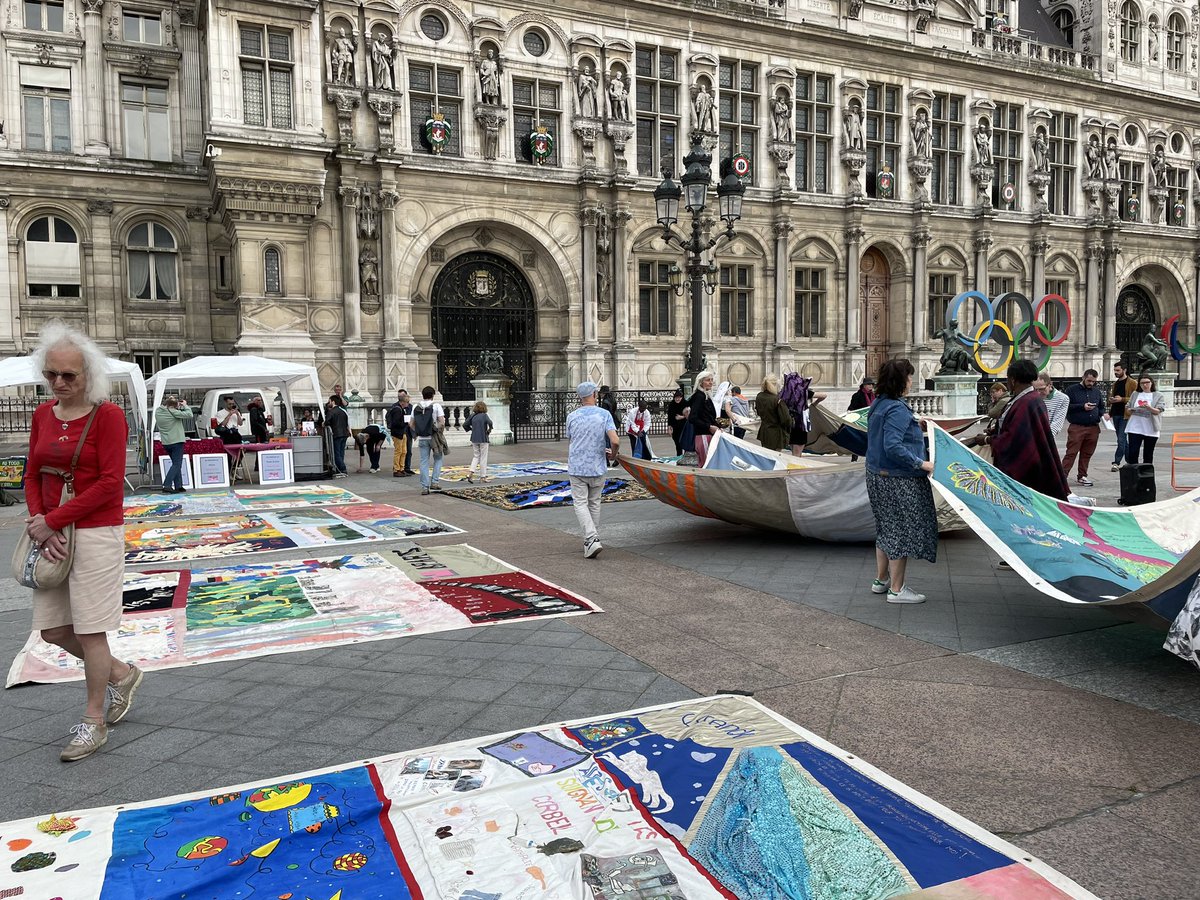 g_garrigos's tweet photo. En cette journée de mémoire des victimes du #Sida nous étions réunis à l’appel des @PatchworkNoms pour déployer les patchworks magnifiques qui les immortalisent et demander des moyens pour lutter contre cette pandémie meurtrière et pour lutter contre la #serophobie @lau_patrice https://t.co/KVZD1S0oja