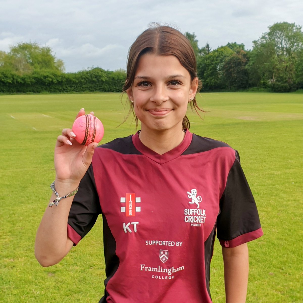 MartinTrimby's tweet photo. A special day for Kira as @suffolkcricket took on Norfolk U13G.
Career bests with both bat and ball in the same match! Top scorer with 40 and then the unbelievable figures of 7wkts for just 2 runs from 3 overs to help her team to 74win. One Happy Girl! #inswing #ForTheLion 🦁 https://t.co/iPYcSkXkJV