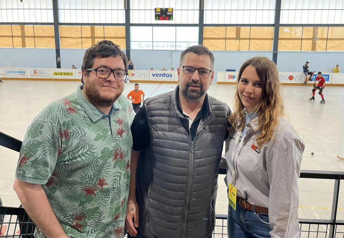 L'equip de l’hoquei a l’#EnjocTV🏑 d'avui!
🎙 Narra @jmartitort
📋 Analista @MarcComalat, entrenador actualment al @SDEspanyol 
🚶 Amb @laiacampos3 d'@ETVLlobregat a peu de pista

🔴 Vivim l'ascens a la #ParlemOKLiga, @hcsantjust 🆚 @cpmanlleu, en DIRECTE a 📺💻📱📡 @laxarxames!