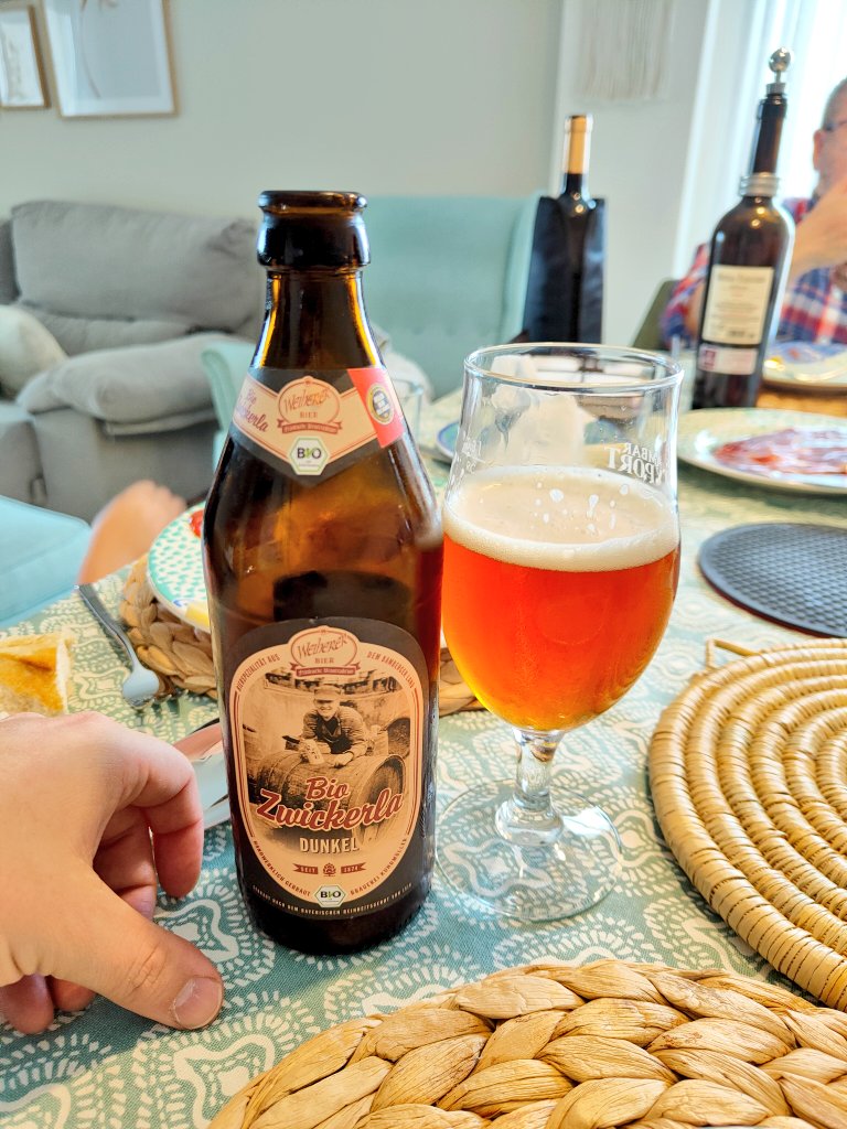 AbelMcMardigan's tweet photo. Abriendo boca con cervezón de #Weiherer #Dunkel y lo de Quintín es otra galaxia espectacular @OrtegaEzquerro @dbastidacaro caxó un codillo asado por ahí 😋 https://t.co/TdDrqQh9N3