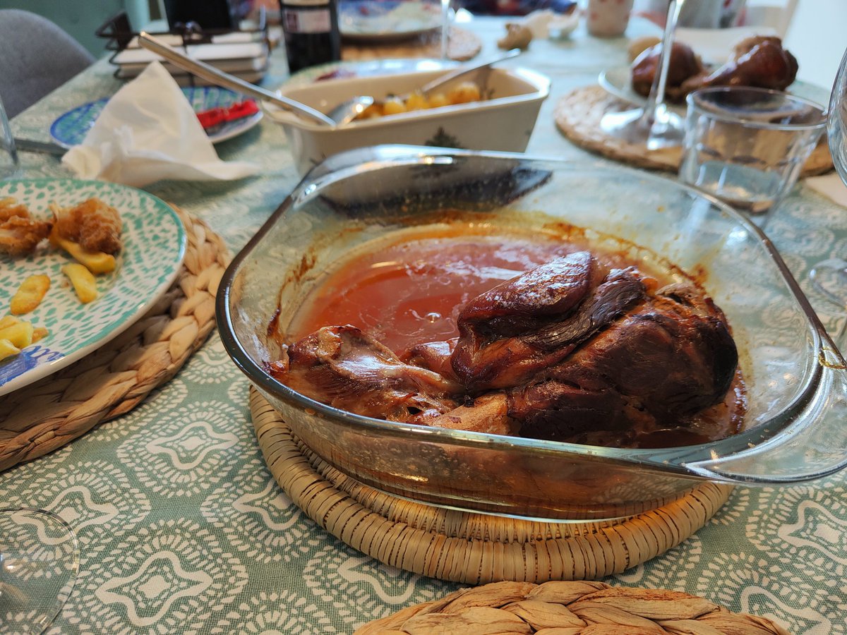 AbelMcMardigan's tweet photo. Abriendo boca con cervezón de #Weiherer #Dunkel y lo de Quintín es otra galaxia espectacular @OrtegaEzquerro @dbastidacaro caxó un codillo asado por ahí 😋 https://t.co/TdDrqQh9N3
