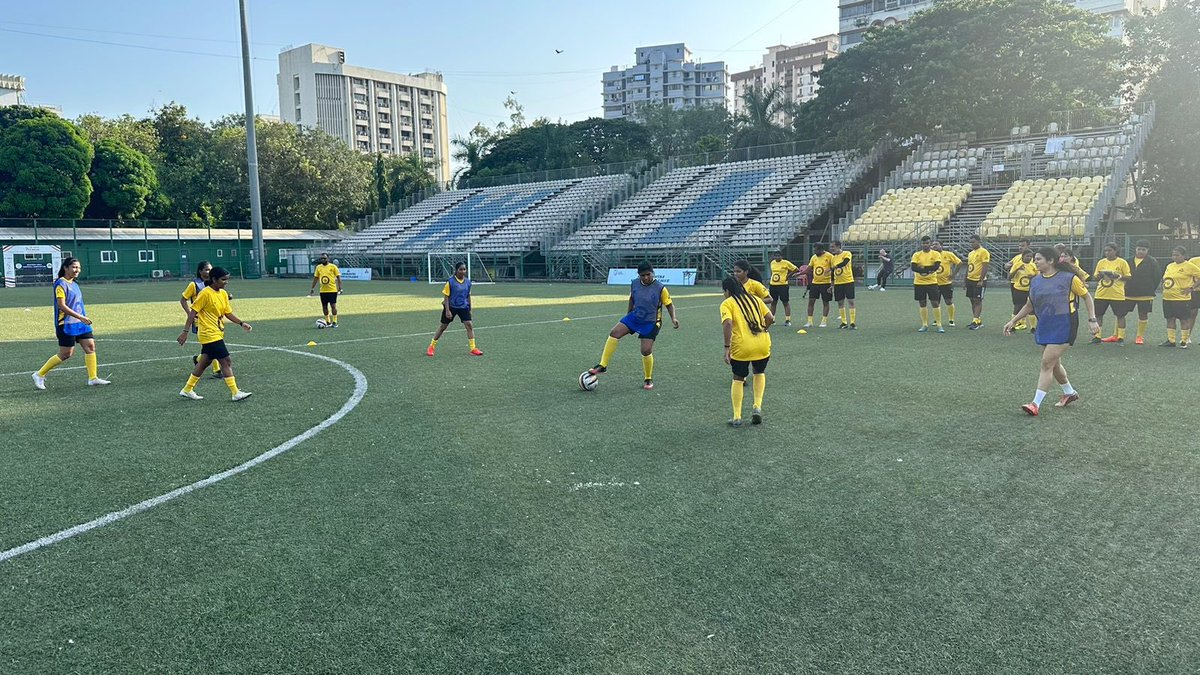Thrilled to have 🇦🇺 footballers &amp; twin sisters <a href="/ashsykes91/">Ashleigh Sykes</a> &amp; <a href="/NicoleSykes2830/">Nicole Begg</a> in #Mumbai to train 🇮🇳 women ⚽️ coaches! Promoting women in sport is a priority for 🇦🇺 &amp; we’re excited to be working with #MumbaiFootballAssociation &amp; <a href="/FootballAUS/">Football Australia</a>
 
#AustraliaInMumbai <a href="/WIFAOfficial/">WIFA</a>