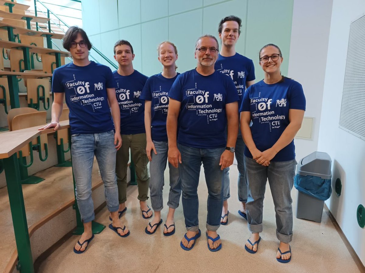 MichalNValenta's tweet photo. Na poslední přednášku z BI-DBS na @FITCVUT přišla skupinka studentů v takovým zvláštním outfitu... Sedli si do první brázdy. Bylo fakt těžký udržet  výkladovou nit, ale dal jsem to. Že studenti mají pořád takový nápady a jsou ochotní je realizovat, potěšilo mě velice velmi. 🙏 https://t.co/sLcssWciJt