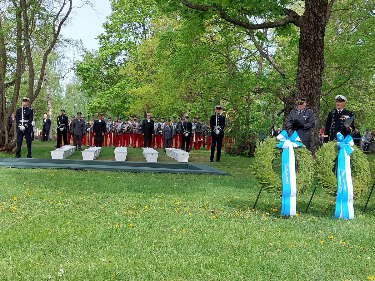 Valtakunnalliset sankarihautajaiset Lappeenrannassa olivat vaikuttava ja koskettava tilaisuus. Kaikkiaan 48 tuntemattomaksi jäänyttä sotilasta haudattiin 26 pienessä arkussa sankarihautausmaahan. #kaatuneitttenmuistopäivä #Lappeenranta