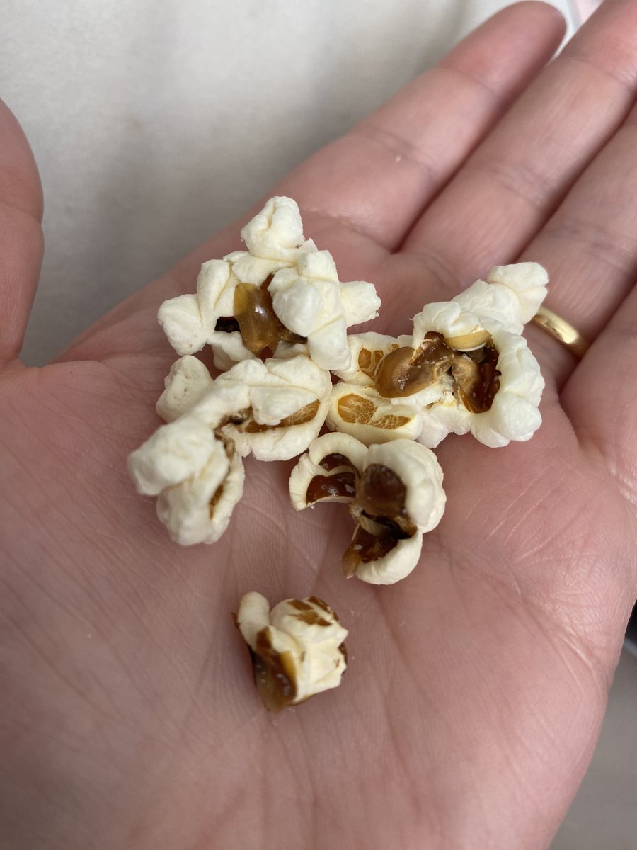 KarisStrong's tweet photo. @ButterkistUK disappointed that at  £1.25 a bag it’s half air and burnt 😞 not nice to eat and missing half the contents … not worth the price tag https://t.co/bu0701QZYV